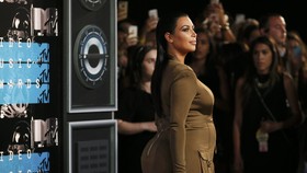 Wanita yang Rela Bayar Rp139 Juta untuk Bokong Kim Kardashian
