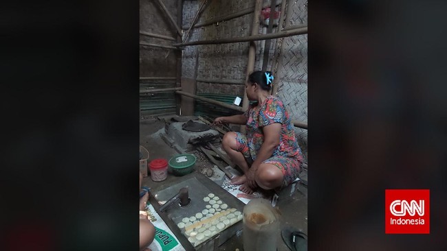 Ningsih, perempuan asal Kebumen, bisa membawa 14 anak sekali pergi ke Jakarta untuk disalurkan ke rumah tangga dan tempat karaoke. Komisinya amat menggiurkan.