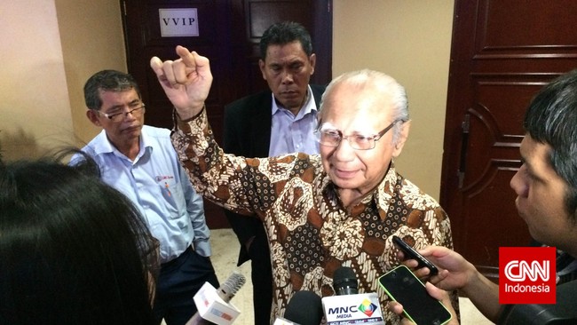 Ekonom Senior Emil Salim menilai alasan pemerintah memindahkan ibu kota baru dari DKI Jakarta ke Pulau Kalimantan keliru.