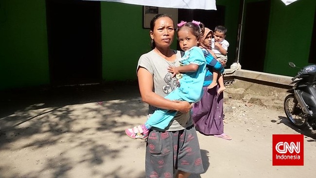 Umi yang pernah bekerja untuk istri terpidana kasus pajak Gayus Tambunan, memperkarakan agen penyalurnya ke polisi. Hasilnya, orang tuanya mendapat ancaman.