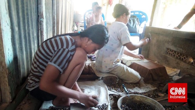 Atun belum terpikir menikah meski tak mau lagi melanjutkan sekolah. Ibunya pun berpikir, lebih baik anak gadisnya senang-senang cari duit dulu.