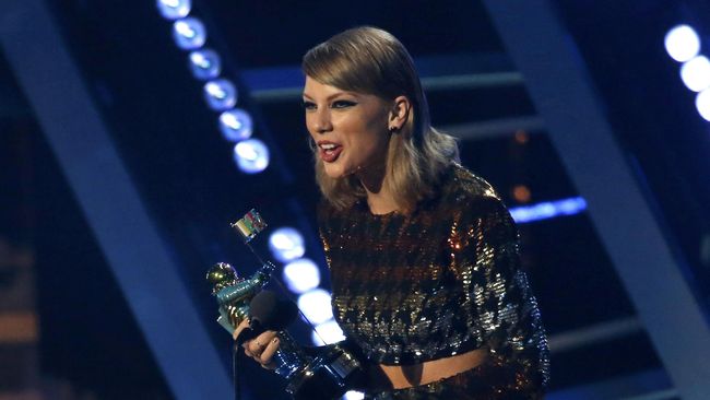 Swift diramalkan hanya akan bisa menyamai kemenangan Peter Gabriel, yang mampu menang dalam sepuluh kategori di MTV Video Music Awards 1987.