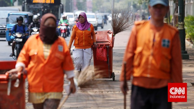 Ahok menduga ada oknum yang mengatasnamakan mandor yang menyunat upah pekerja harian lepas di Jakarta.
