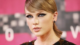 'Janji Penyihir' yang Mengikat Geng Taylor Swift