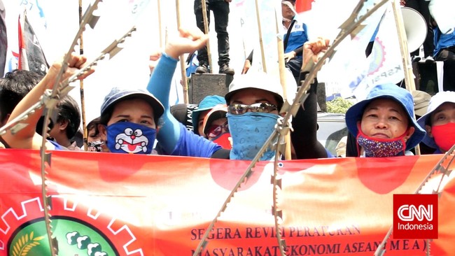 Unjuk rasa ribuan buruh kemarin memang tak merusak fasilitas, namun Ahok menyesalkan banyak sampah bertebaran setelah demonstrasi selesai.