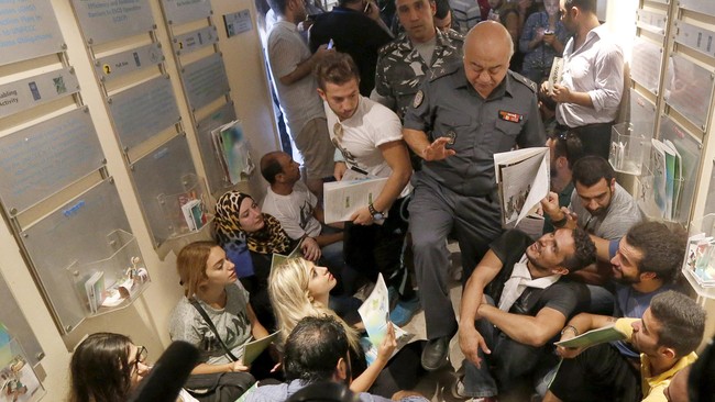 Dipicu oleh sampah, puluhan demonstran Libanon melancarkan aksi duduk kantor Kementerian Lingkungan di ibu kota Beirut pada Selasa (1/9).