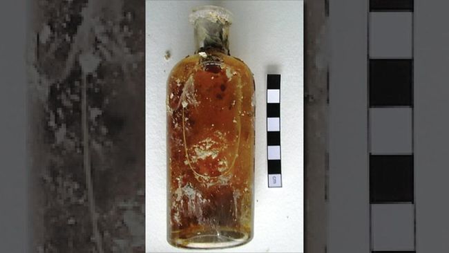 Wiski Berumur 121 Tahun Ditemukan di Skotlandia Di Skotlandia, telah ditemukan kapsul waktu berisikan sebuah botol wiski yang dipercaya telah berumur 121 tahun.
