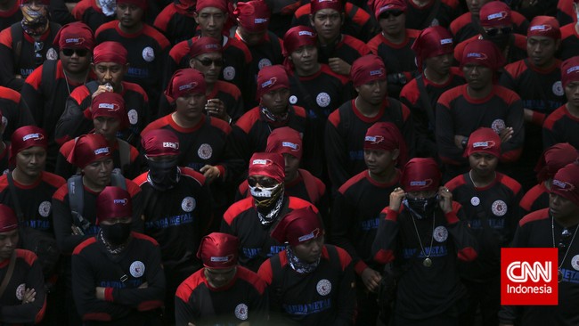 Sebanyak 26 aktivis buruh didakwa tidak menuruti perintah Kapolres Jakarta Pusat untuk menghentikan unjuk rasa saat tenggat demonstrasi berakhir.
