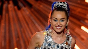 Miley Cyrus dan The Flaming Lips Siap Beraksi 'Bugil'
