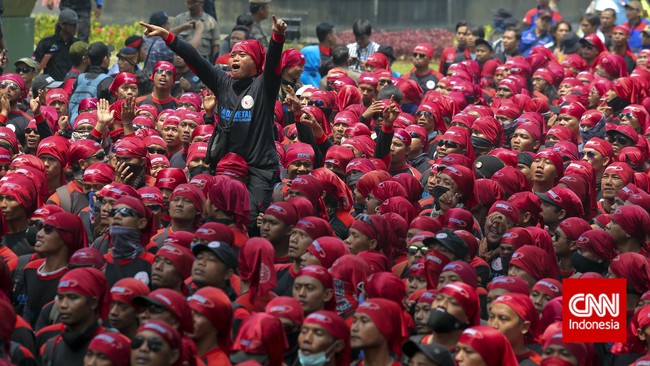 Asosiasi Serikat Pekerja Indonesia menilai kebijakan pemerintah atas pekerja asing terlalu longgar sehingga keberadaan mereka mengancam pekerja lokal.