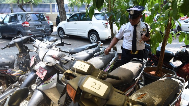 Menkeu Sri Mulyani memungut PPN 1,1 persen atas penyerahan kendaraan bermotor bekas mulai 1 April 2021.