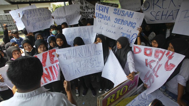 Ekonom menilai kasus PHK tidak berkorelasi dengan lesunya kondisi ekonomi secara keseluruhan, melainkan hanya disebabkan masalah masing-masing perusahaan.