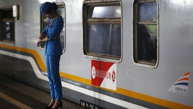 Perjalanan 12 kereta api dari dan ke Stasiun Gambir kini berhenti di Stasiun Jatinegara untuk menaikkan atau menurunkan penumpang.