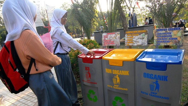 Pemprov DKI beralasan pembelian tong sampah asal Jerman dilakukan karena dalam e-katalog hanya ditemukan produk Jerman dan China, tidak ada produk lokal.