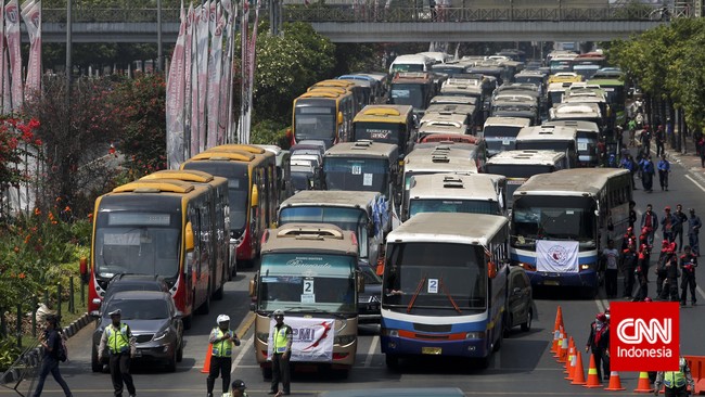 Menurut Gubernur DKI Jakarta tersebut persoalan pedemo menggunakan angkutan umum merupakan tanggung jawab kepolisian.