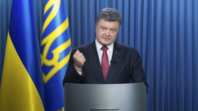 Presiden Ukraina, Petro Poroshenko, menyebut Rusia melakukan agresi baru selepas Moskow menahan tiga kapalnya ketika melewati Laut Hitam, Minggu (25/11).