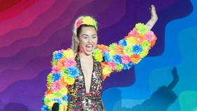 Miley Cyrus Tampil di Serial Televisi Garapan Woody Allen
