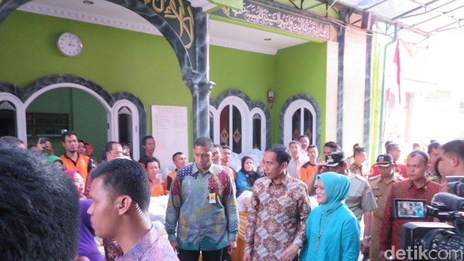 Blusukan ke Kelurahan Kedoya Utara, Kebun Jeruk, Jakarta Barat, Jokowi didampingi Ibu Negara Iriana Jokowi.