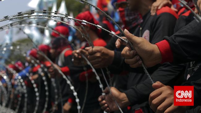 BPS: Jumlah Pengangguran Bertambah 320 Ribu Orang Akibat PHK Tingkat Pengangguran Terbuka (TPT) pada Agustus 2015 sebesar 6,18 persen, naik dari 5,94 persen pada Agustus 2014.