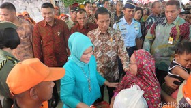 Kembali Blusukan, Jokowi Bagikan Sembako kepada Warga Jakbar
