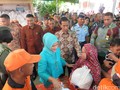 Kembali Blusukan, Jokowi Bagikan Sembako kepada Warga Jakbar
