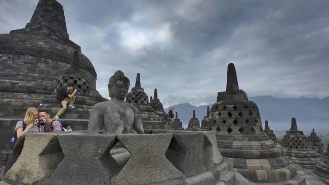 Kasus Red Bull adalah salah satu contoh tindakan wisatawan yang berpotensi merusak benda cagar budaya.