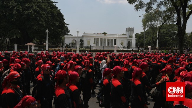 Ribuan buruh dari sejumlah perusahaan berkumpul di kawasan Monumen Nasional, bersiap untuk menggelar aksi unjuk rasa di depan Istana Kepresidenan.