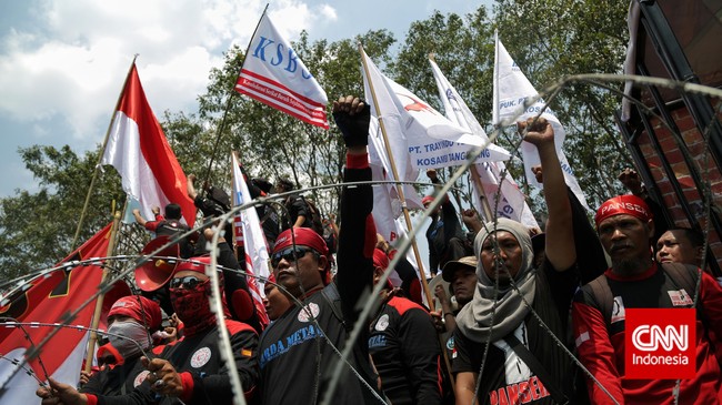 Buruh menuntut PT Klip Plastik Indonesia untuk kembali mempekerjakan 200-an karyawan yang di-PHK karena menolak sistem kerja kontrak.