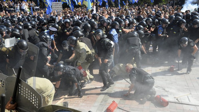 Bentrokan yang meletus antara para demonstran dan polisi pada Senin (31/9) setelah parlemen Ukraiana mendukung RUU otonomi daerah kepada kelompok separatis.