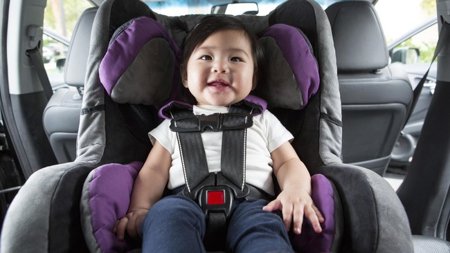 Ketika hendak bepergian ke tempat yang jauh sambil membawa bayi Anda, ada baiknya tak melupakan delapan bawaan ini.