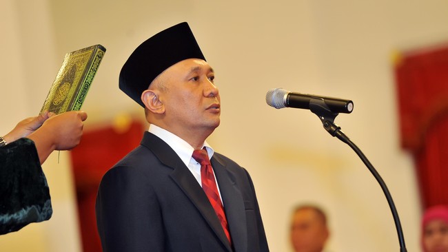 Kepala Kantor Staf Presiden Teten Masduki kini menyebut pemerintah harus mengikuti aturan perpanjangan kontrak, yaitu dua tahun sebelum masanya berakhir. 