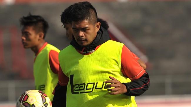 Pelatih Persija Paulo Camargo memberikan menu latihan khusus kepada Bambang Pamungkas untuk mempertajam kembali insting pemain veteran itu sebagai penyerang.