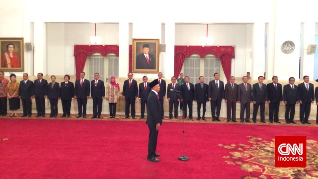 Aktivis antikorupsi yang selama ini menjabat sebagai anggota Tim Komunikasi Presiden, Teten Masduki, resmi menggantikan posisi Luhut Binsar Pandjaitan.
