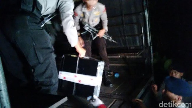 Bareskrim Mabes Polri membawa 11 kotak penuh, dua buah laptop dan 10 CPU dari kantor Pertamina Foundation setelah penggeldahan selama 13 jam.