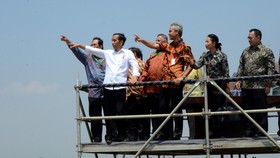 img-title Kompak Jokowi-Ganjar Satu Mobil dan Pesawat di Semarang-Solo