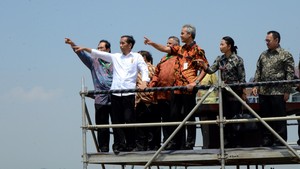 Kompak Jokowi-Ganjar Satu Mobil dan Pesawat di Semarang-Solo