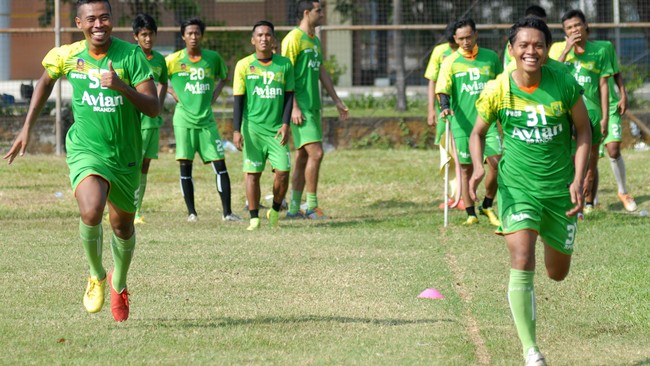 Persebaya United memenangkan leg pertama babak perempat final atas Sriwijaya FC dengan skor 1-0. Gol semata wayang Persebaya tercipta di ujung babak.