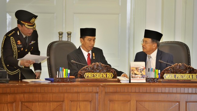 Jokowi menjenguk JK sekira pukul 20.00 WIB selama sekitar 30 menit.