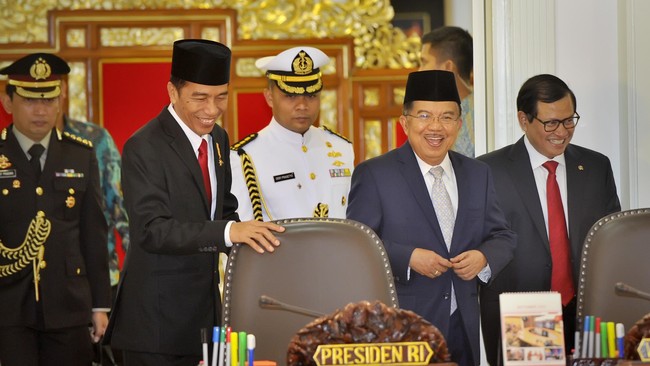 Kalangan pengusaha berharap paket kebijakan ekonomi Jokowi tidak bikin masalah baru. Salah satunya deregulasi, diharapkan dorong pertumbuhan ekonomi.