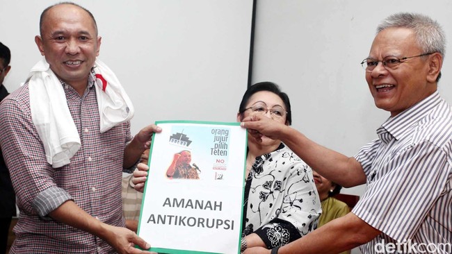 Teten Masduki akhirnya dipilih Jokowi menjadi Kepala Staf Presiden, menggeser dua nama pensiunan jenderal TNI yang sebelumnya disebut menjadi kandidat kuat.