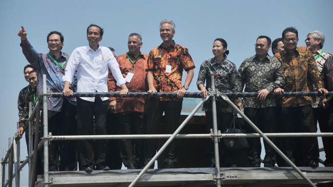Presiden Joko Widodo meresmikan peletakan batu pertama proyek PLTU Lontar Extension, Tangerang.