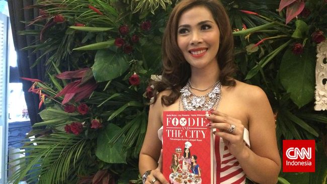 Untungnya, buku yang Nadia buat tidak hanya membahas mengenai makanan saja, namun juga menyisipkan jenis-jenis diet yang kini sedang tren.