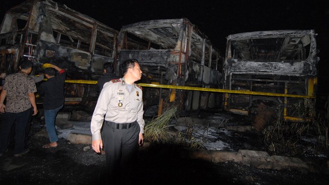 Pool bus yang terbakar adalah milik Trans Batavia, operator yang kontrakanya sudah selesai dengan TransJakarta.