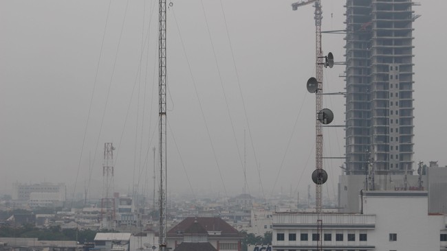 Kabut asap kiriman menyelimuti kawasan kota Medan, Sumatera Utara, Rabu (2/9). Kabut asap kiriman dari Riau tersebut mulai menyelimuti Kota Medan yang menyebabkan jarak pandang hanya mencapai 1,6 km. ANTARA FOTO/Septianda Perdana/aww/15.