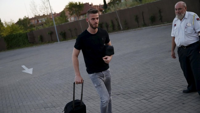 Pelatih timnas Spanyol Vicente Del Bosque mengklaim tak akan mendiskusikan apapun dengan David De Gea mengenai situasi yang sedang dihadapi kiper ManUtd itu.