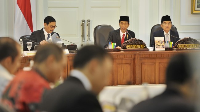 Jokowi menginstruksikan seluruh menteri terkait mencari terobosan dalam mempermudah masuknya investasi ke Indonesia.