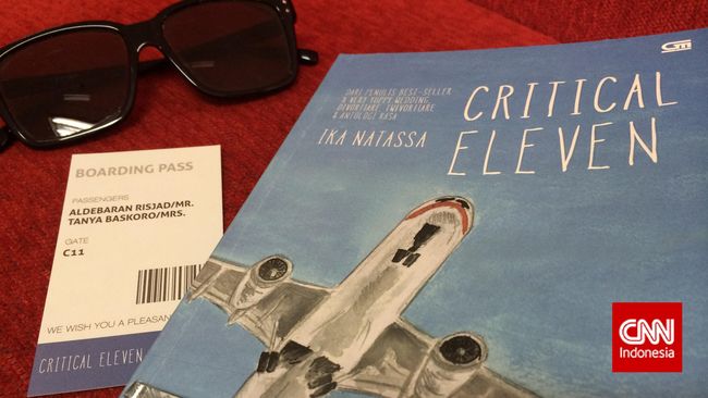 Critical Eleven, novel baru Ika Natassa terjual 1.111 kopi dalam waktu 11 menit. Buku itu mengisahkan dua kaum urban yang berjodoh di pesawat.