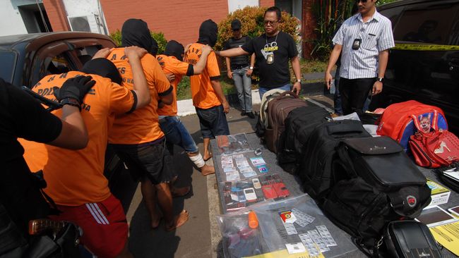 Petugas kepolisian memperlihatkan tersangka pelaku bersama barang bukti pencurian dan pembiusan terhadap Tenaga Kerja Indonesia (TKI) di Polres Bandara Soekarno Hatta, Tangerang, Banten, Kamis (3/9). Kepolisian setempat mengamankan lima tersangka sindikat kejahatan pencurian dengan modus memberikan minuman yang telah dicampur obat bius terhadap para TKI di Bandara Soekarno Hatta. ANTARA FOTO/Lucky R./kye/15