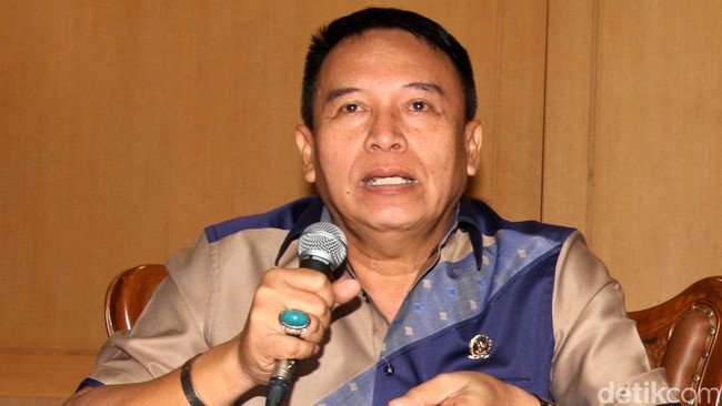 Komisi I DPR RI menganggap proses penyelesaian kasus itu terlalu lama, padahal informasi mengenai nama dan foto pelaku sudah tersedia.