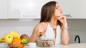 Penelitian: Makan Sambil Berkaca Bisa Buat Makan Lebih Enak